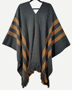Vista frontal de la Manta Suspiro gris y camel tejida en alpaca y algodón.