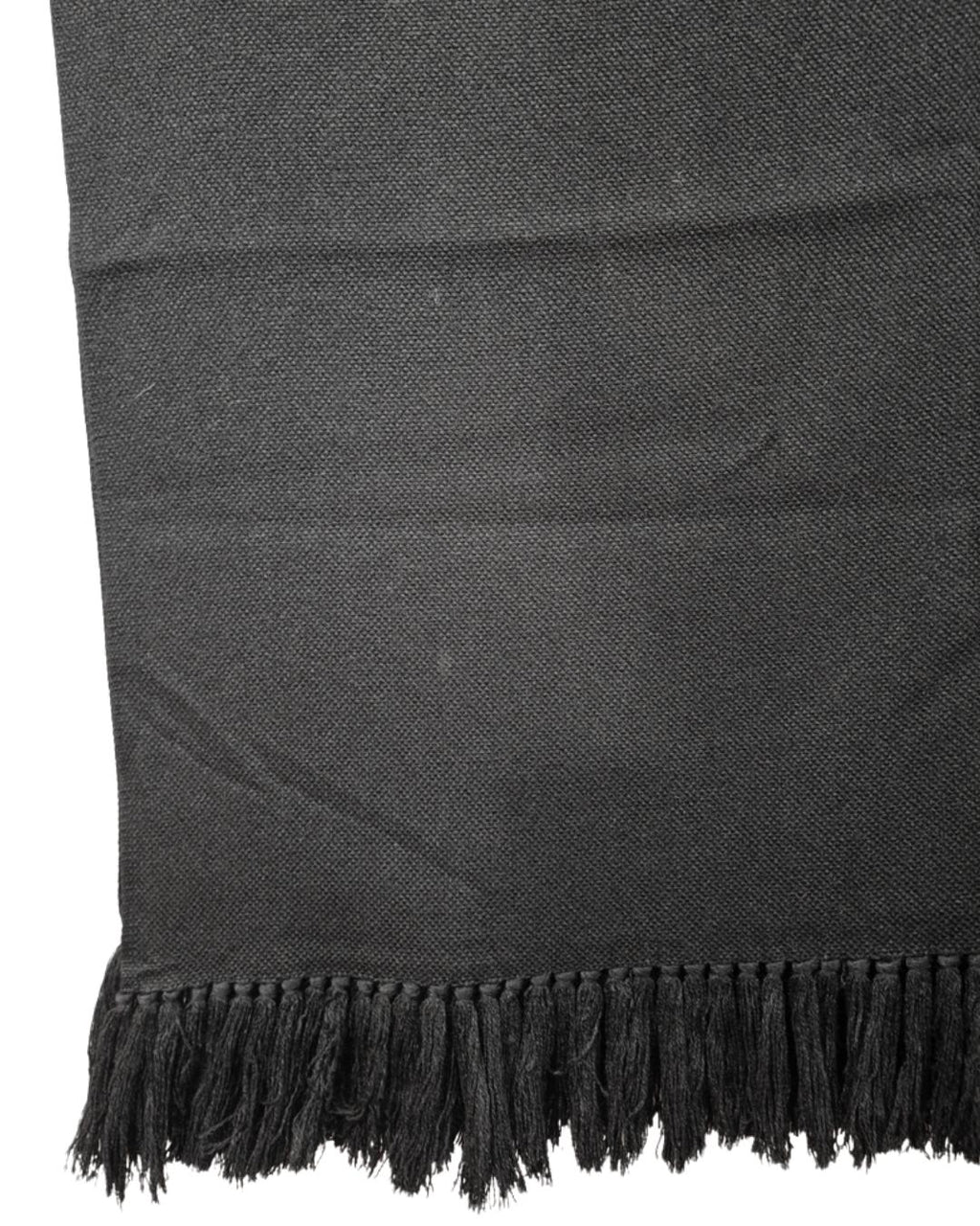 Detalle del tejido y los flecos de la Manta Suspiro negra de alpaca y algodón.