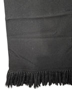 Detalle del tejido y los flecos de la Manta Suspiro negra de alpaca y algodón.