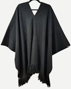 Manta Suspiro negra de alpaca y algodón en vista frontal, con diseño cerrado y flecos.