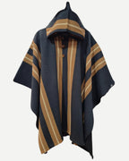Poncho Alerce Negro unisex con capucha, franjas camel y diseño repelente al agua.