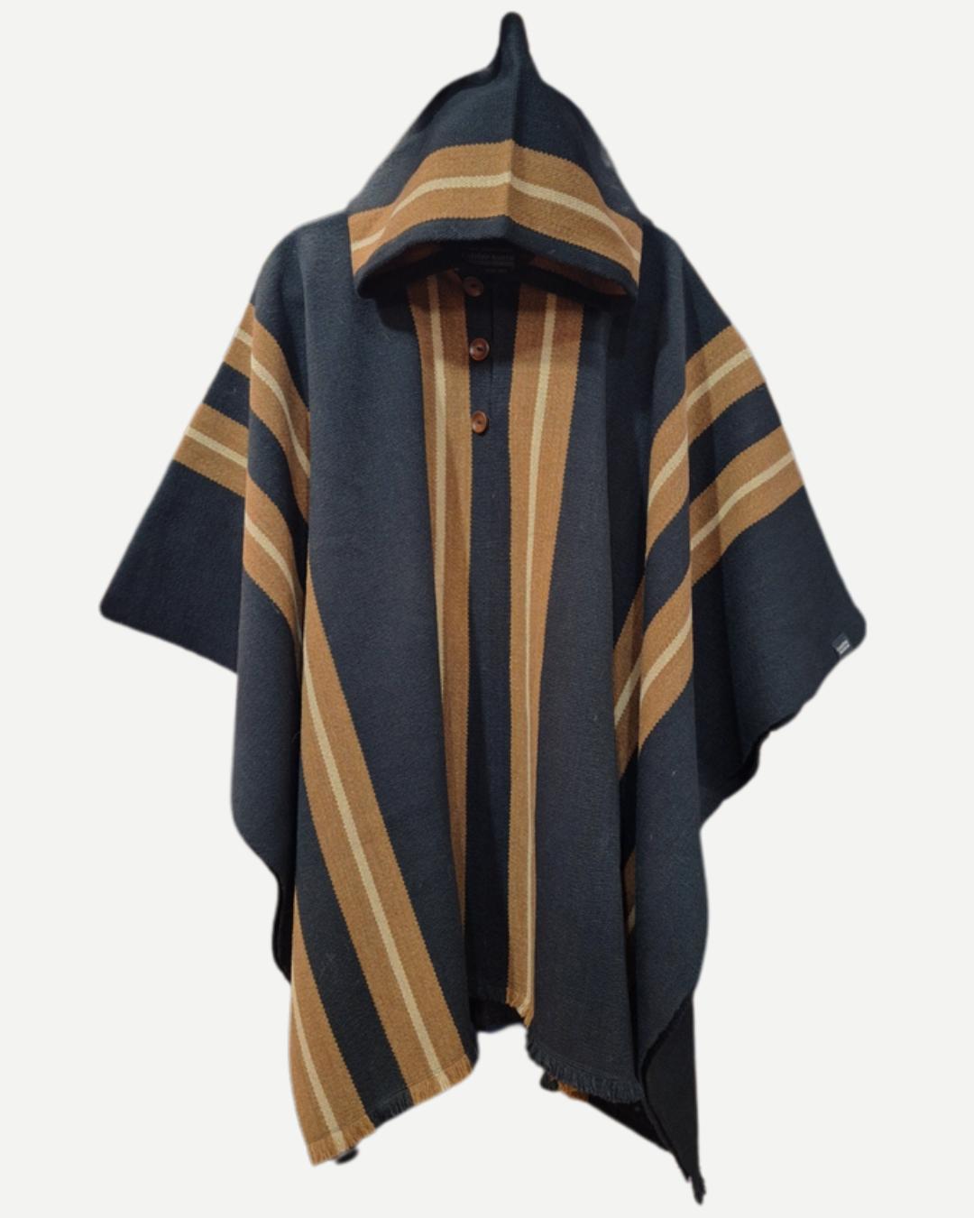 Poncho Alerce Negro unisex con capucha, franjas camel y diseño repelente al agua.