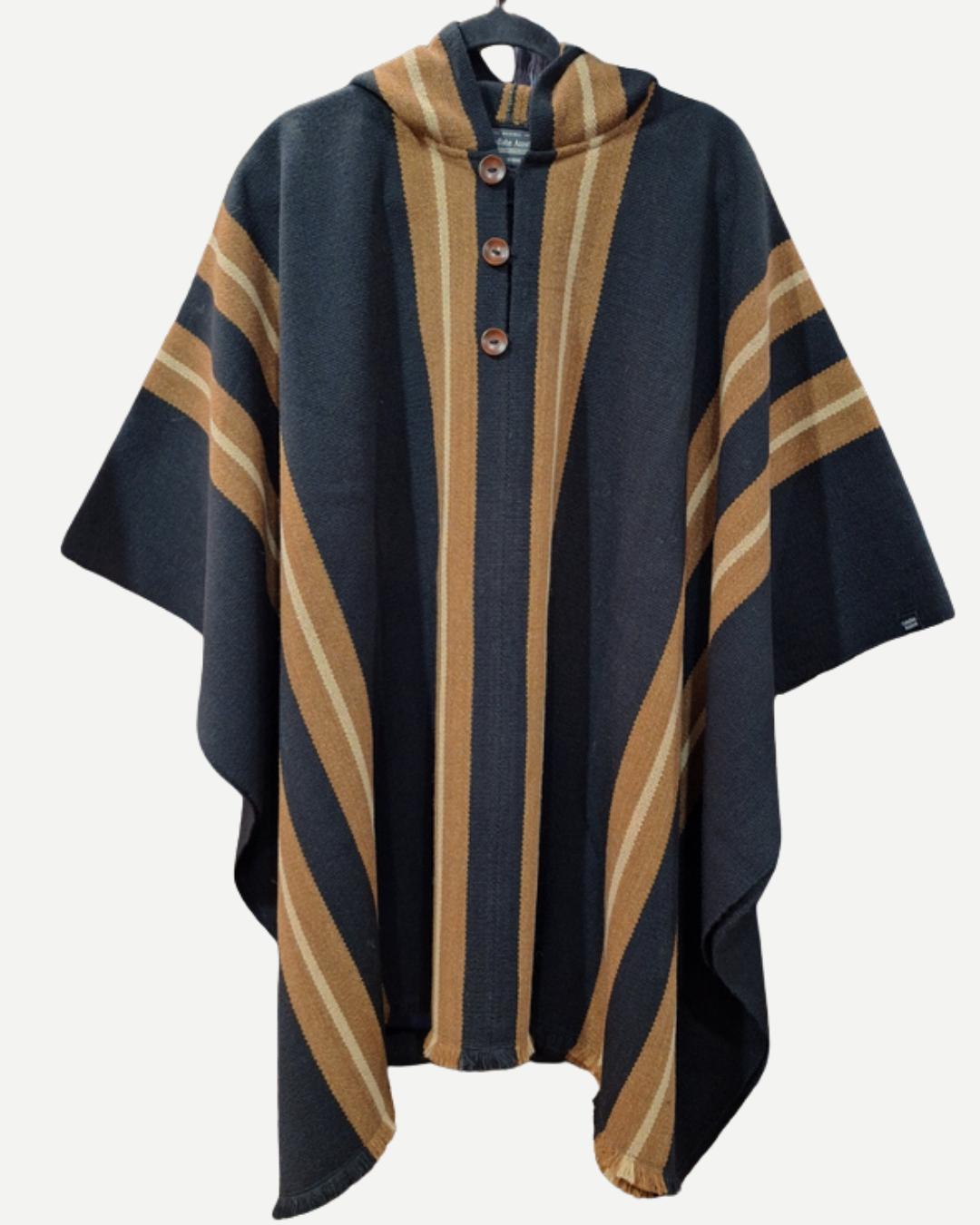 Poncho Alerce Negro de lana alpaca y oveja con capucha, botones y franjas camel.