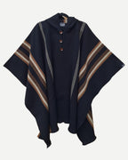 Poncho negro con capucha y franjas camel laterales, tejido artesanal repelente al agua.