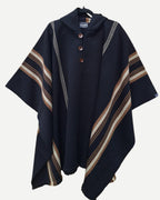 Poncho Arrayán negro trama camel tejido en lana de oveja y alpaca, hecho a mano en Chile.