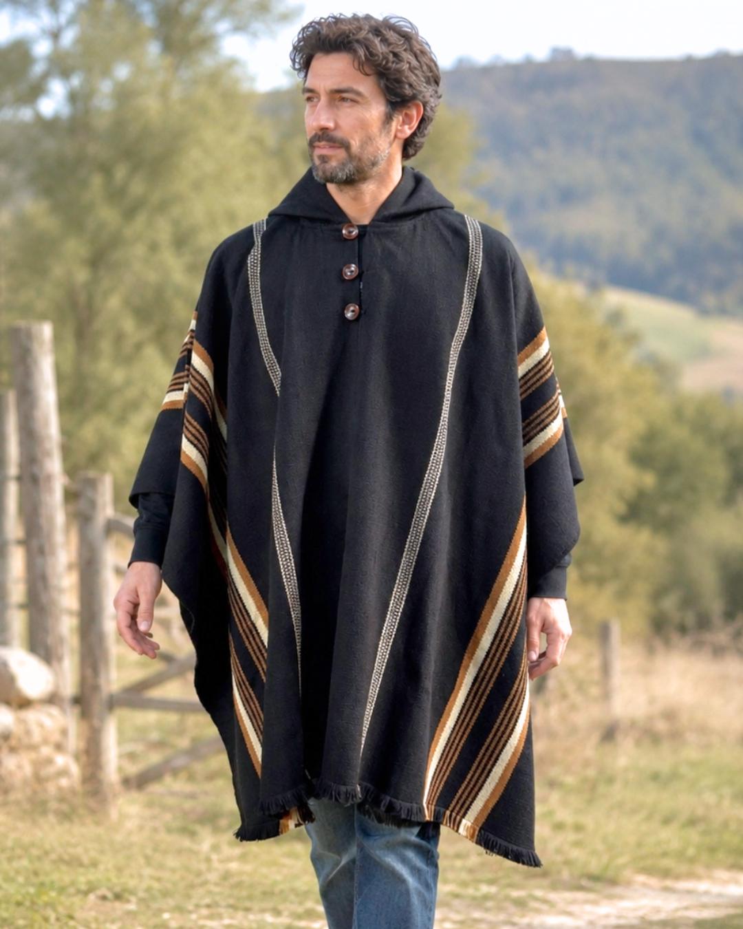 Modelo usando poncho arrayan negro trama camel de lana de alpaca y oveja