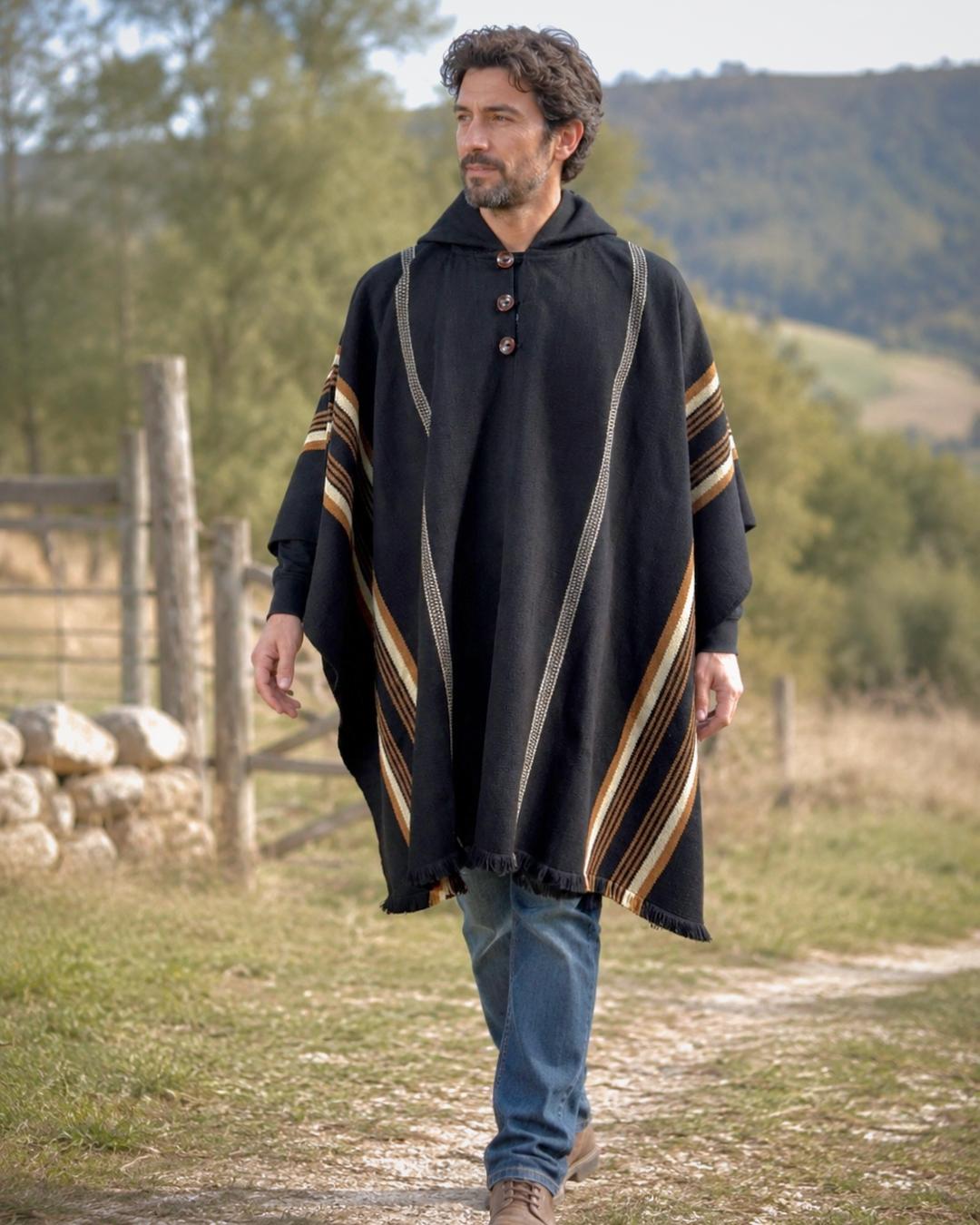Modelo usando poncho arrayan negro trama camel de lana de alpaca y oveja