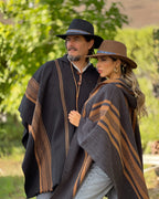 Poncho Boldo gris marengo y camel en look de campo, hecho en Chile