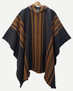 Poncho Boldo gris marengo y camel con capucha, botones frontales y líneas camel.