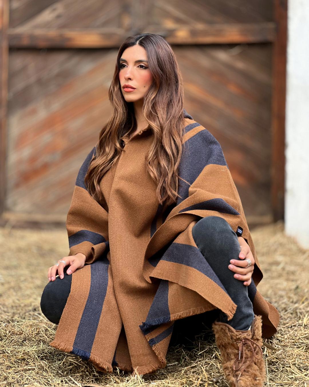 Poncho Ciprés | Camel y Azul - Calafate Austral