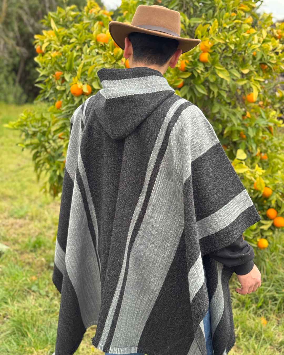 Poncho Ciprés | Gris Marengo y Plata - Calafate Austral