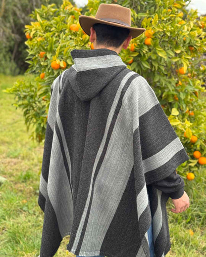 Poncho Ciprés | Gris Marengo y Plata - Calafate Austral