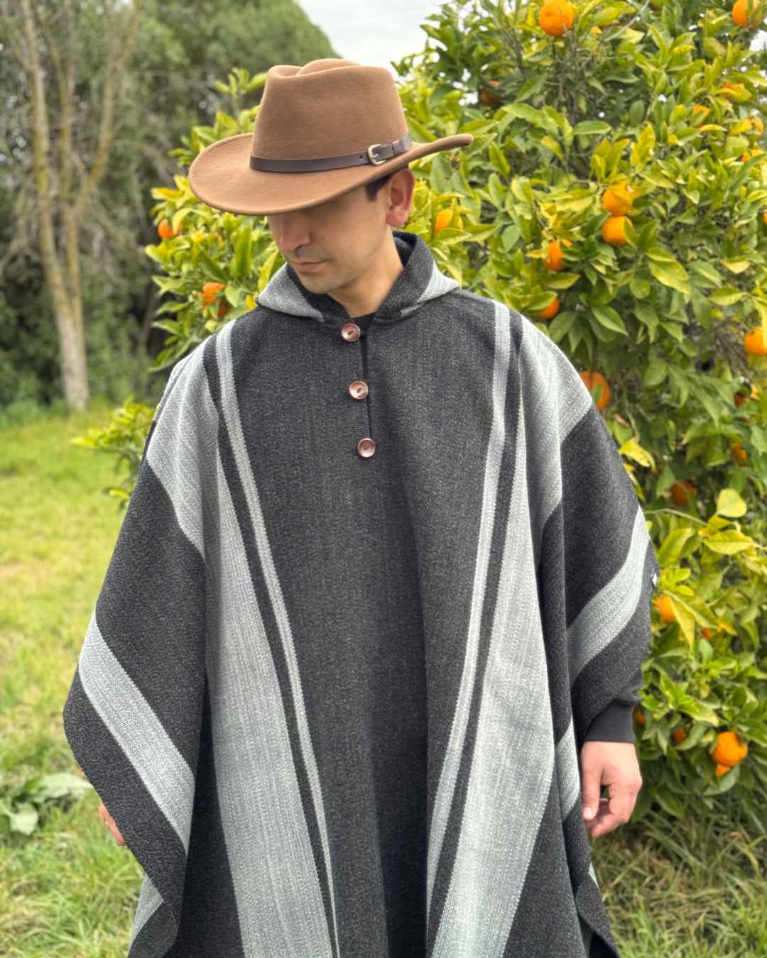 Poncho Ciprés | Gris Marengo y Plata - Calafate Austral