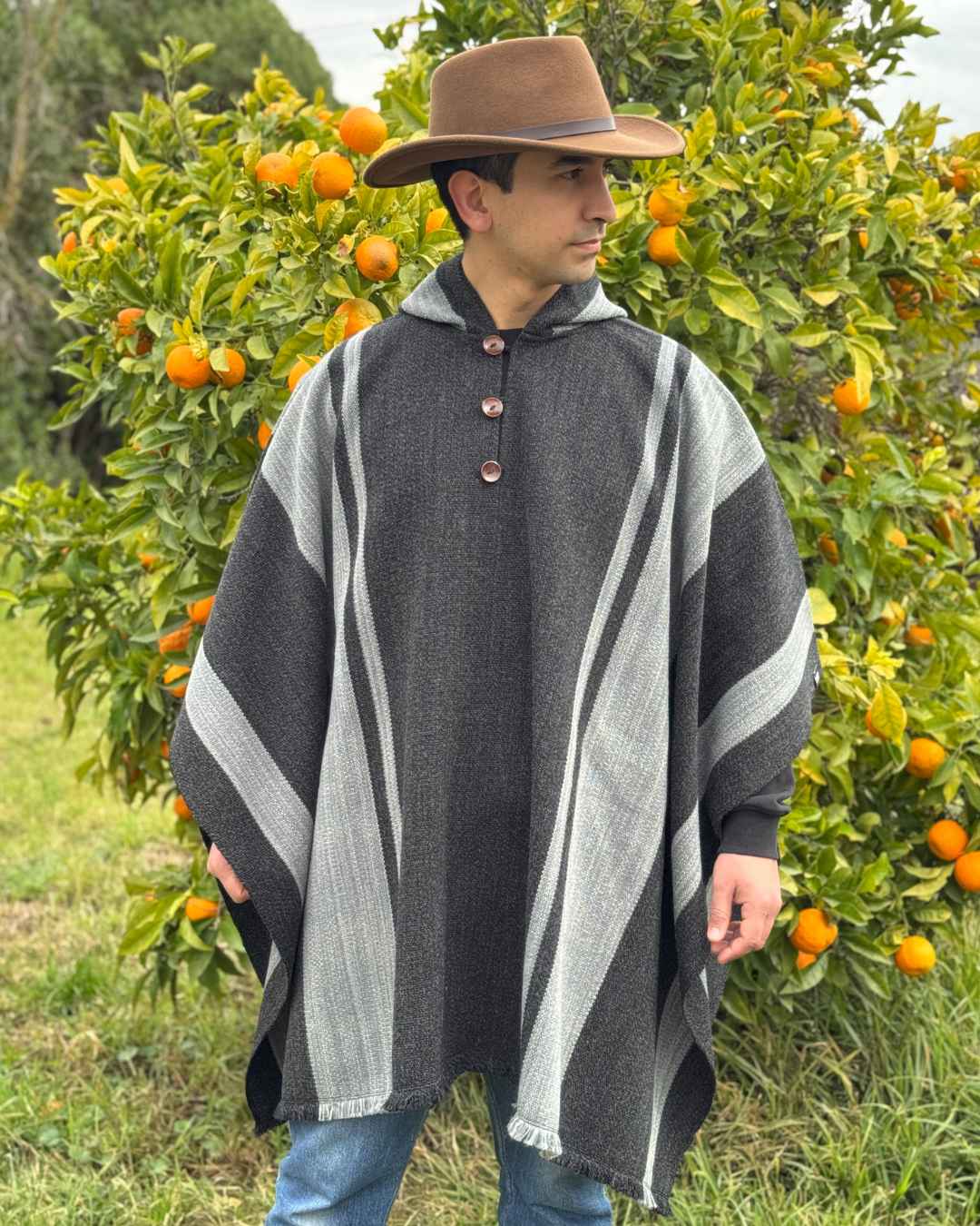 Poncho Ciprés | Gris Marengo y Plata - Calafate Austral