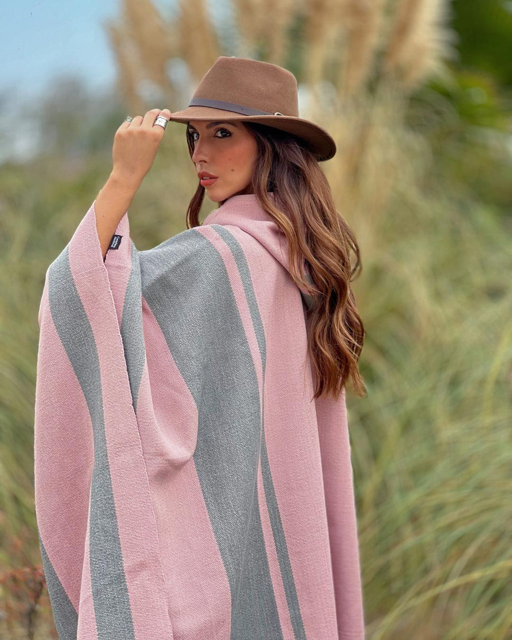 Poncho Ciprés | Rosado y Gris - Calafate Austral