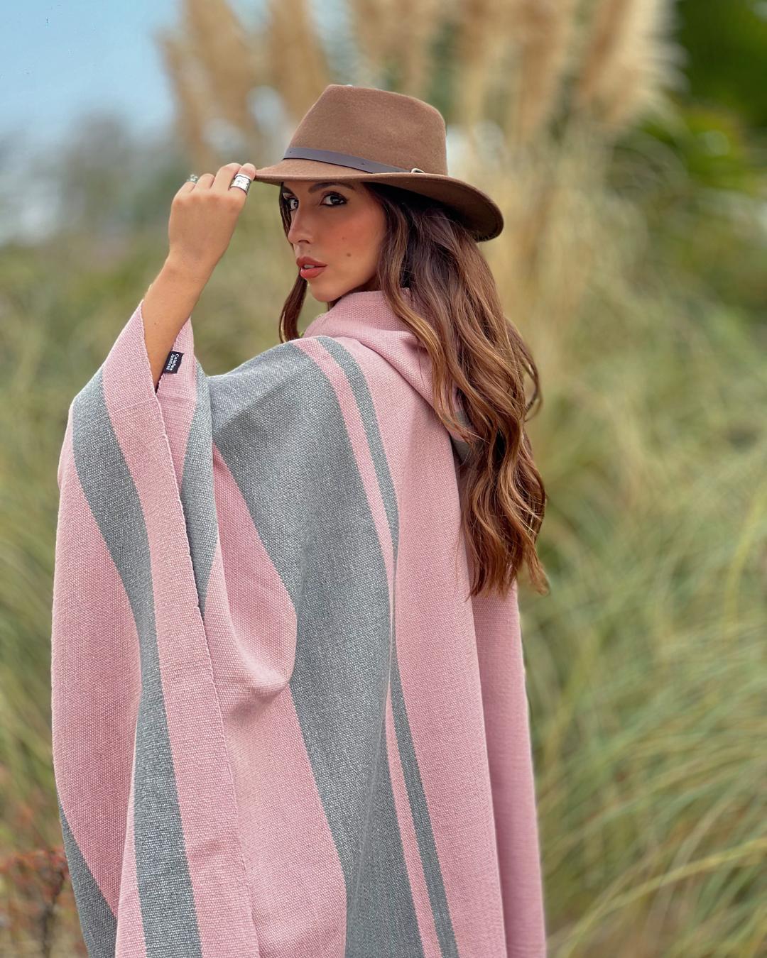 Poncho Ciprés | Rosado y Gris - Calafate Austral