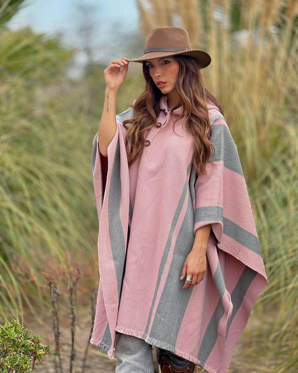 Poncho Ciprés | Rosado y Gris - Calafate Austral