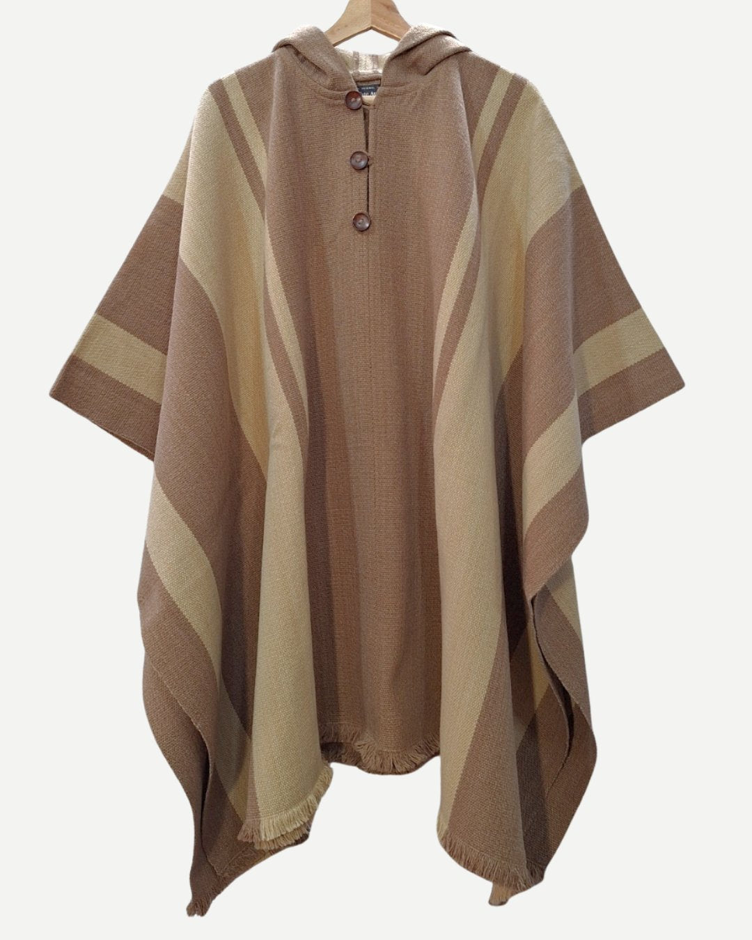 Poncho Ciprés té con leche y beige de alpaca y oveja, vista frontal con franjas naturales.