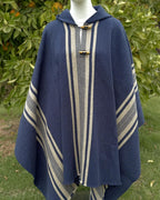 Vista completa del Poncho Coihue azul de lana de alpaca y oveja.