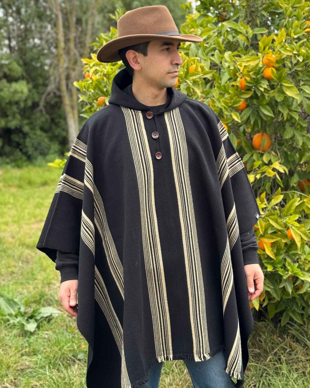 Poncho Lleuque | Negro y Beige - Calafate Austral