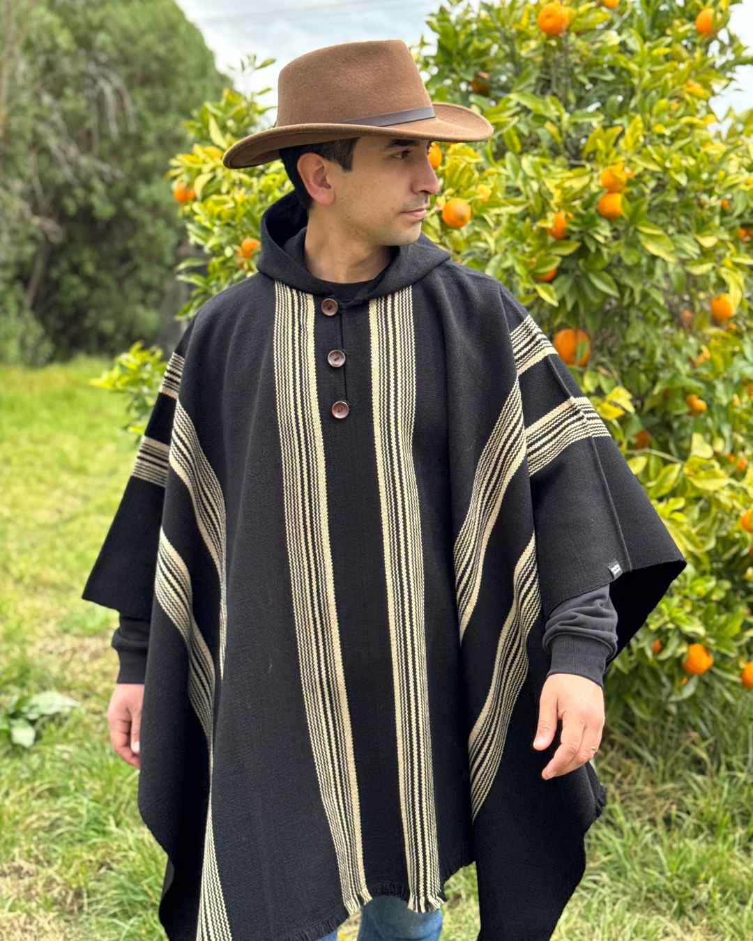 Poncho Lleuque | Negro y Beige - Calafate Austral