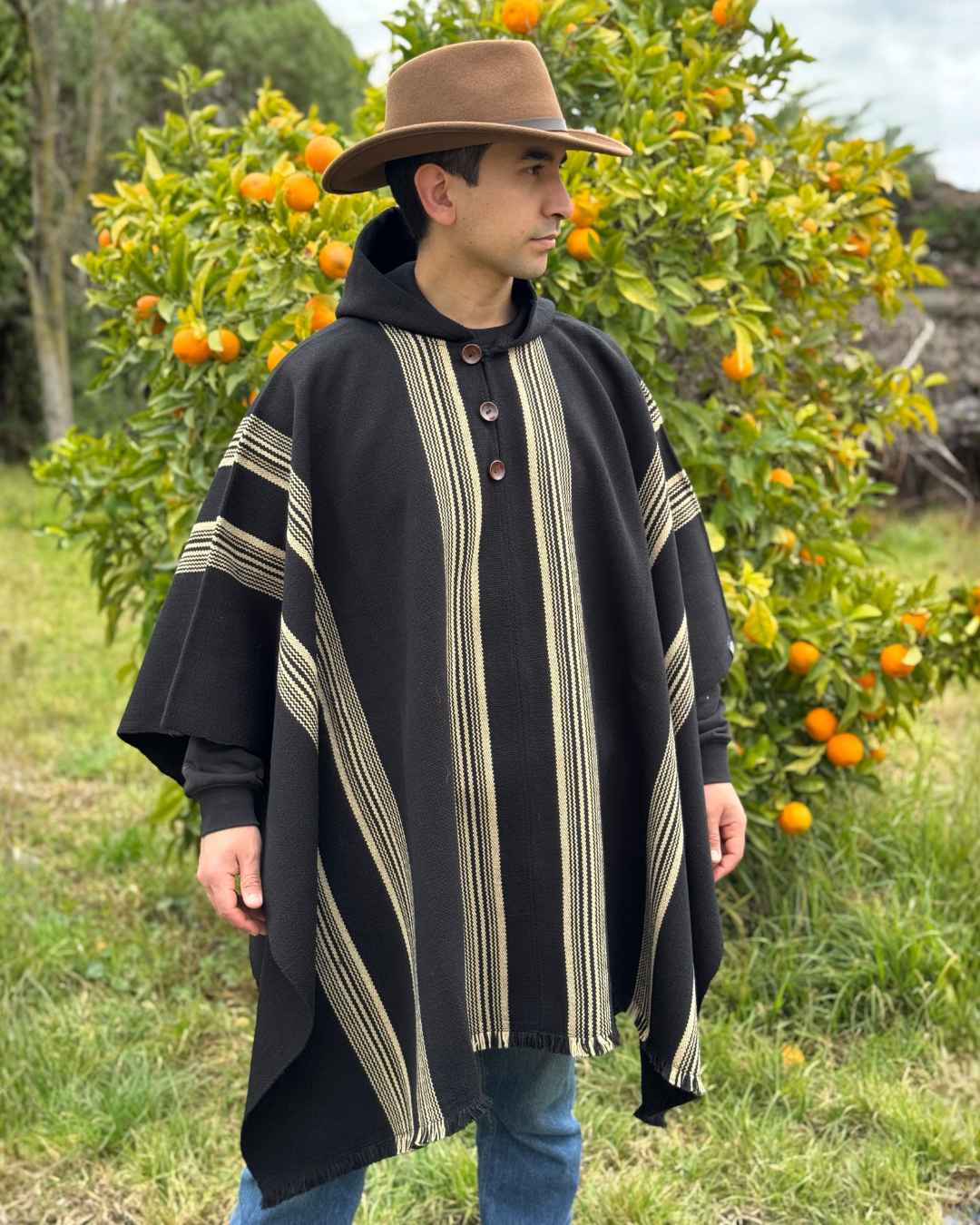 Poncho Lleuque | Negro y Beige - Calafate Austral