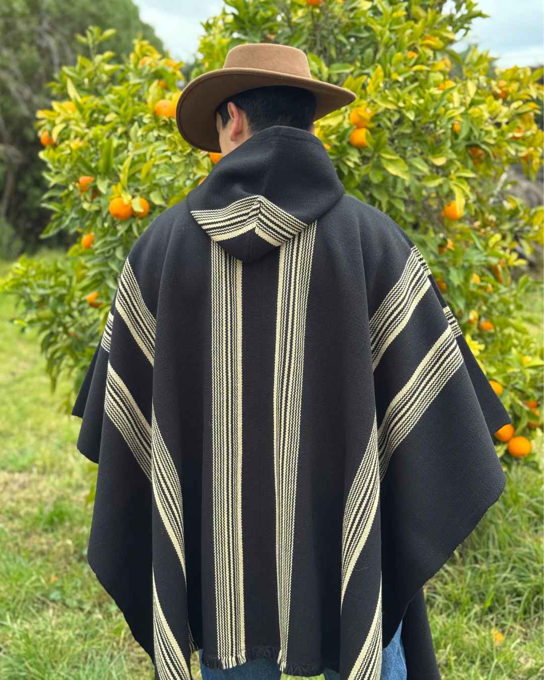 Poncho Lleuque | Negro y Beige - Calafate Austral
