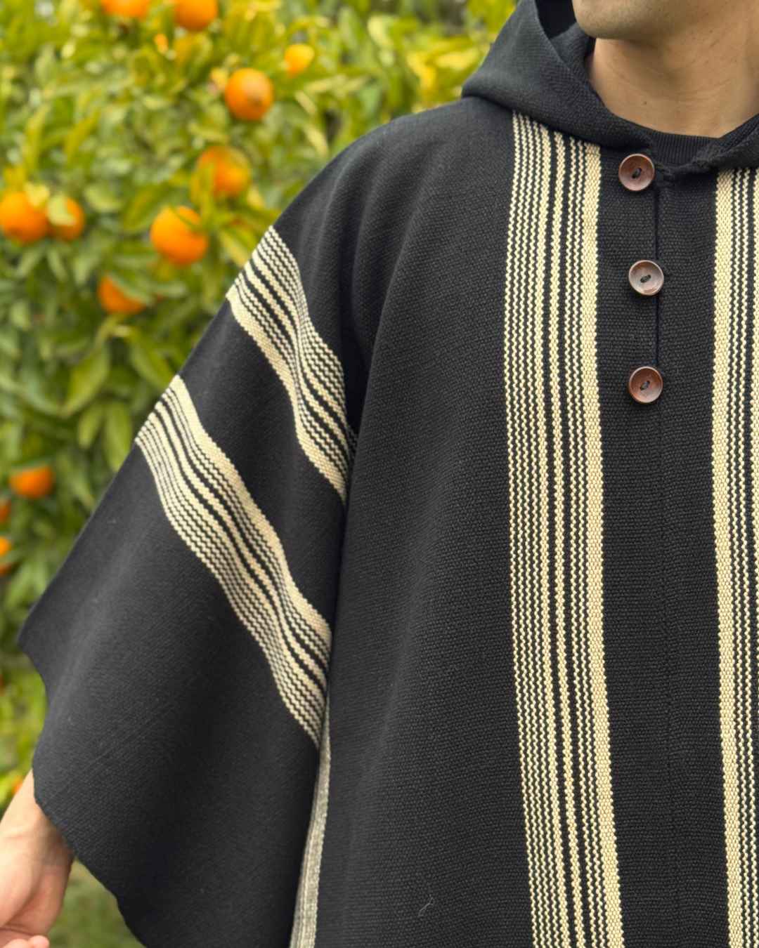 Poncho Lleuque | Negro y Beige - Calafate Austral