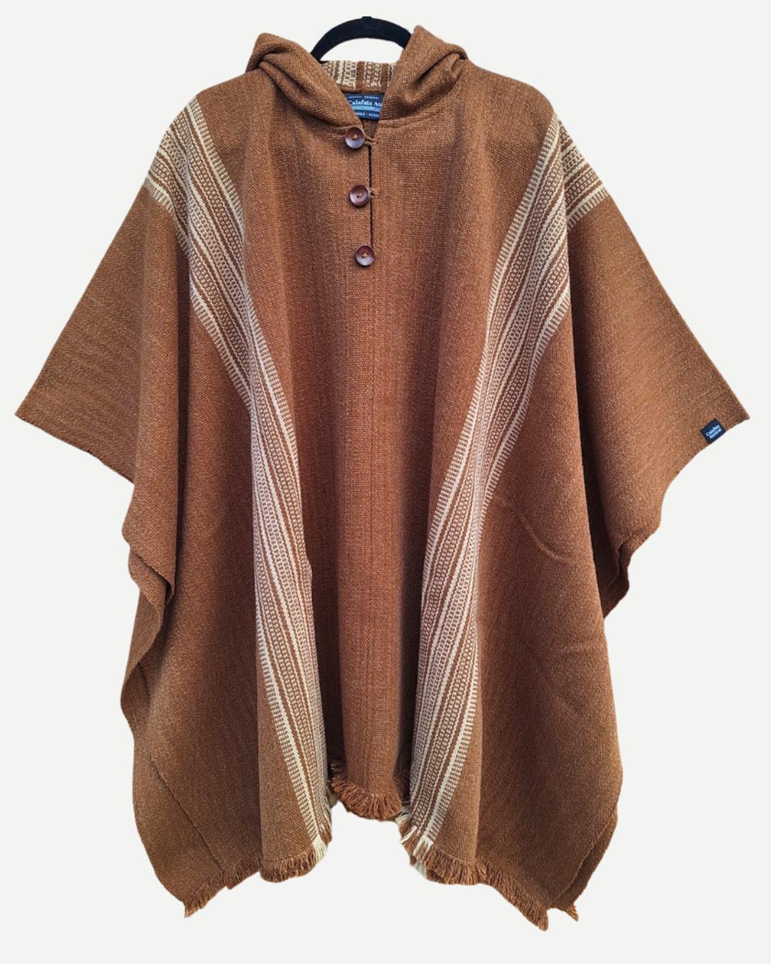 Poncho Queule camel, vista frontal con capucha, botones y franjas laterales