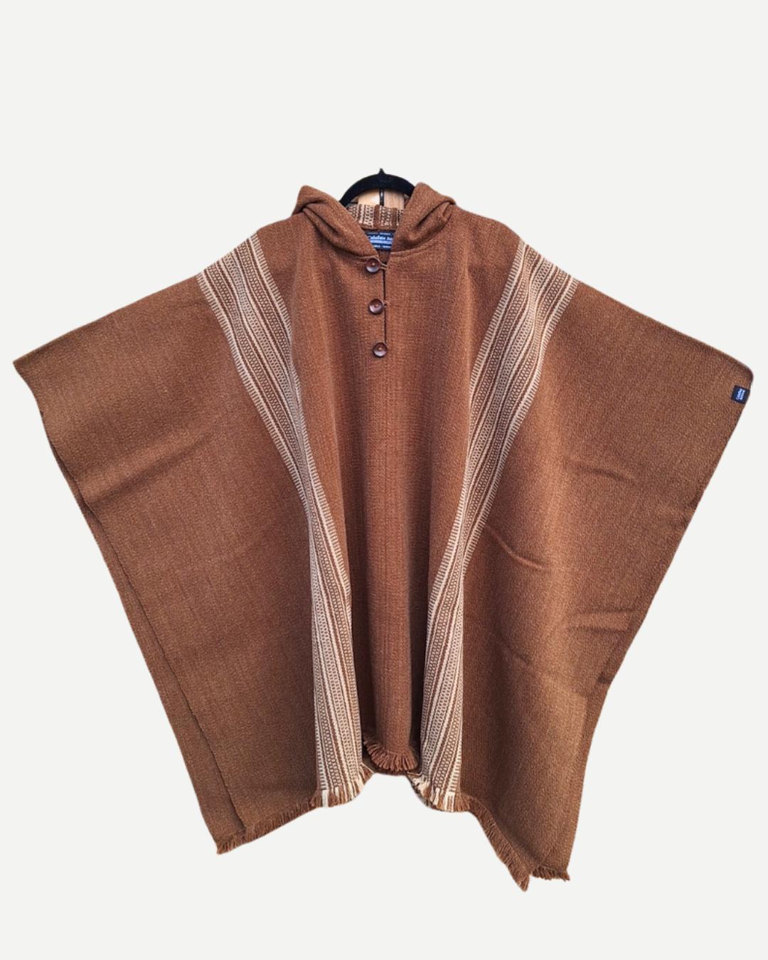 Vista posterior del Poncho Queule camel con diseño amplio y terminaciones tejidas