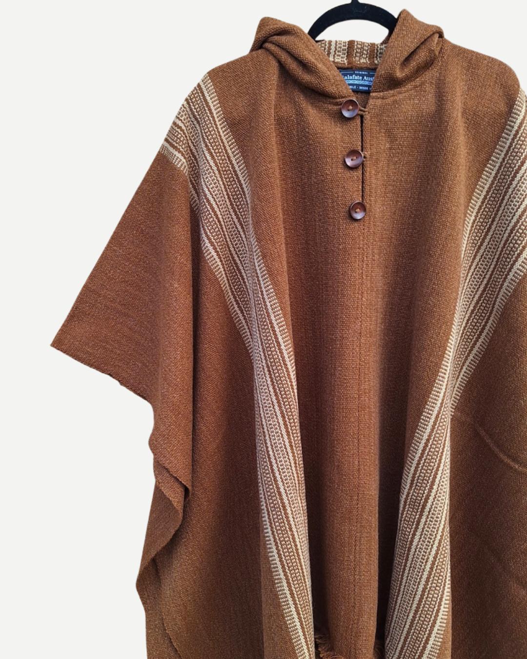 Detalle frontal del Poncho Queule camel con capucha, botones y franjas