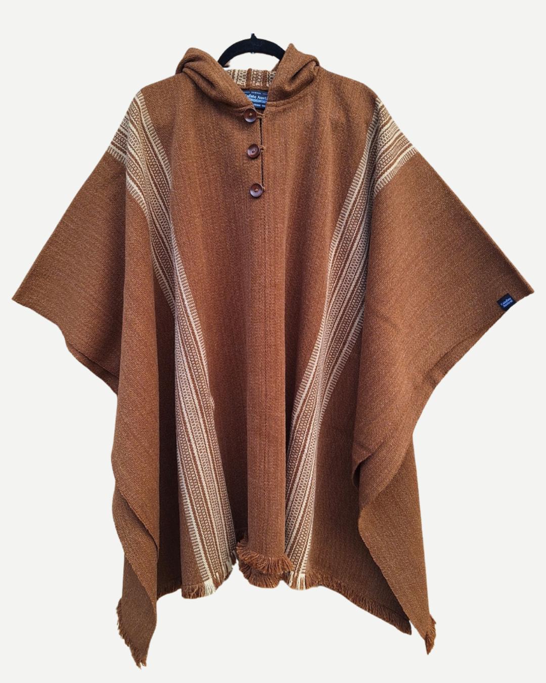 Poncho Queule camel, vista completa en ángulo con capucha y franjas laterales
