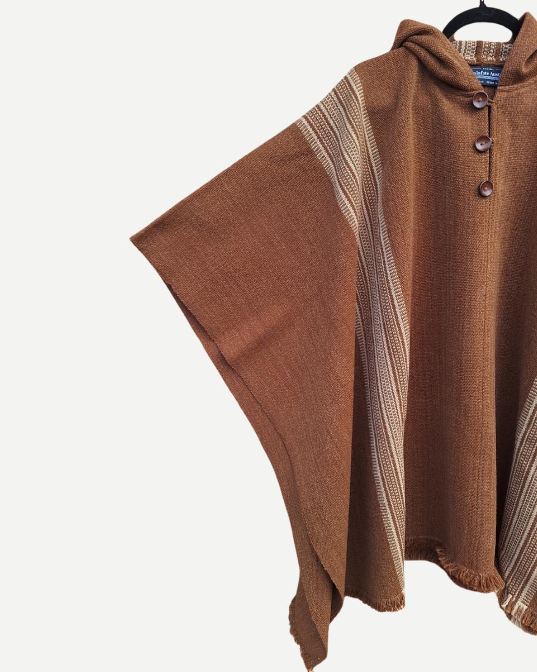 Poncho Queule camel, vista lateral mostrando su caída amplia y diseño tejido