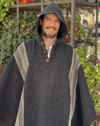Hombre con Poncho Queule gris marengo y capucha, vista frontal