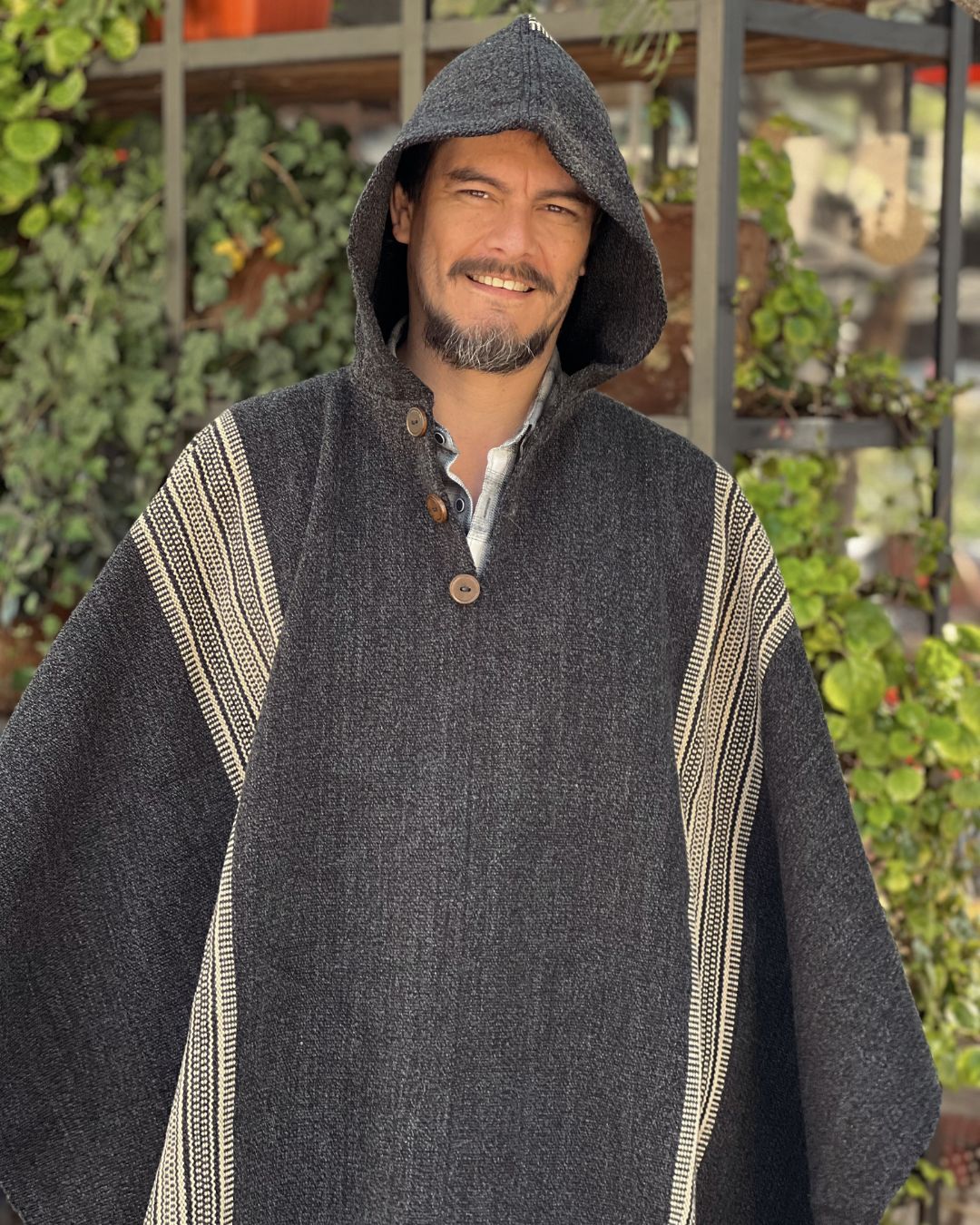 Hombre con Poncho Queule gris marengo y capucha, vista frontal
