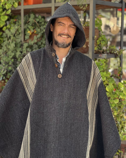 Hombre con Poncho Queule gris marengo y capucha, vista frontal