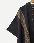 Detalle lateral del Poncho Queule gris marengo con franjas beige