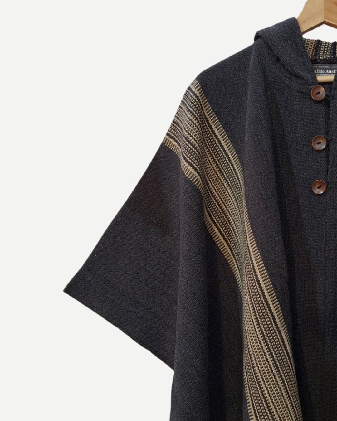 Detalle lateral del Poncho Queule gris marengo con franjas beige