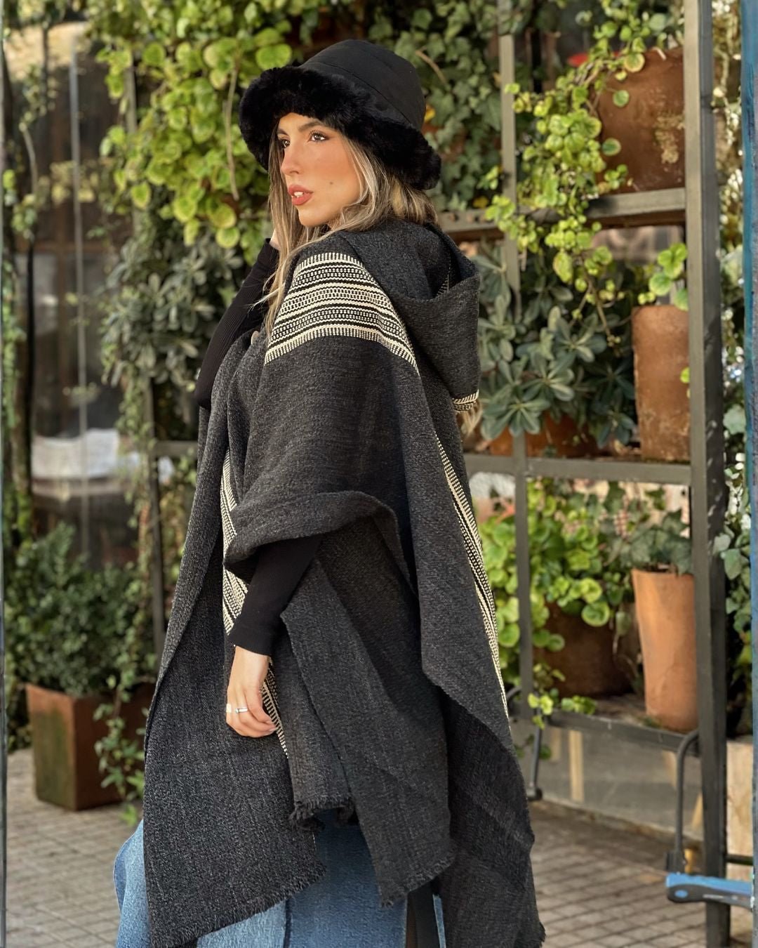 Hombre usando Poncho Queule gris marengo, vista lateral