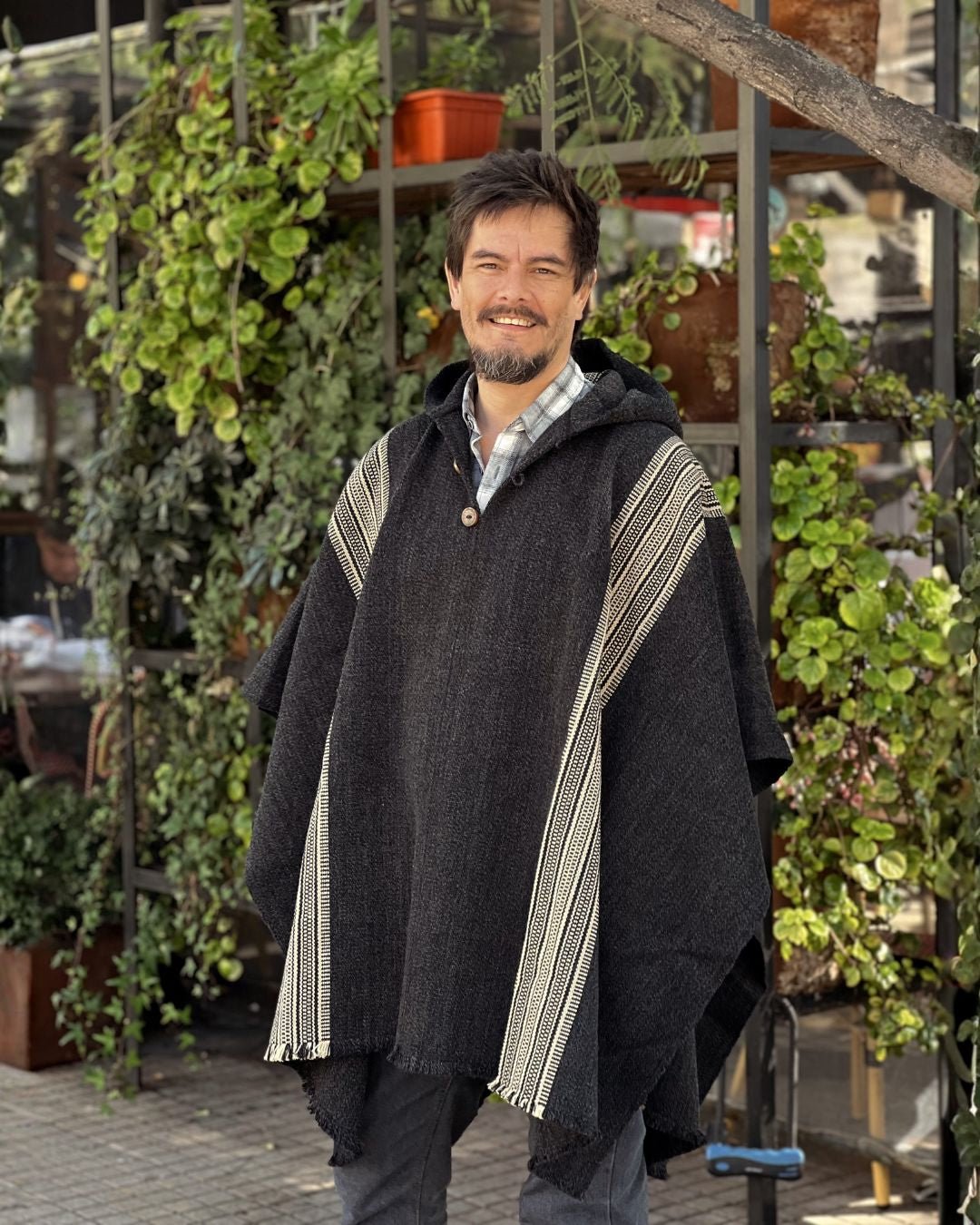 Hombre usando Poncho Queule gris marengo con capucha en exterior
