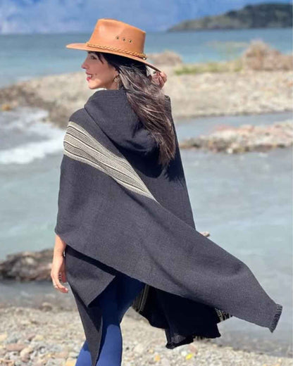 Poncho Queule | Negro - Calafate Austral