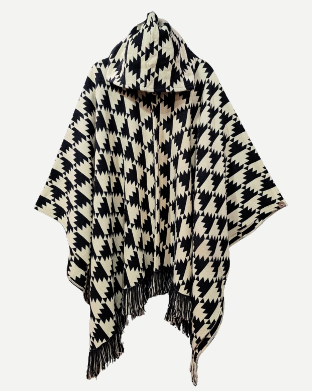 Poncho Trekan negro y crudo completo con capucha, flecos y diseño artesanal.