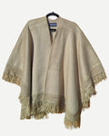 Ruana Patagua beige de alpaca y algodón con terminaciones hechas a mano