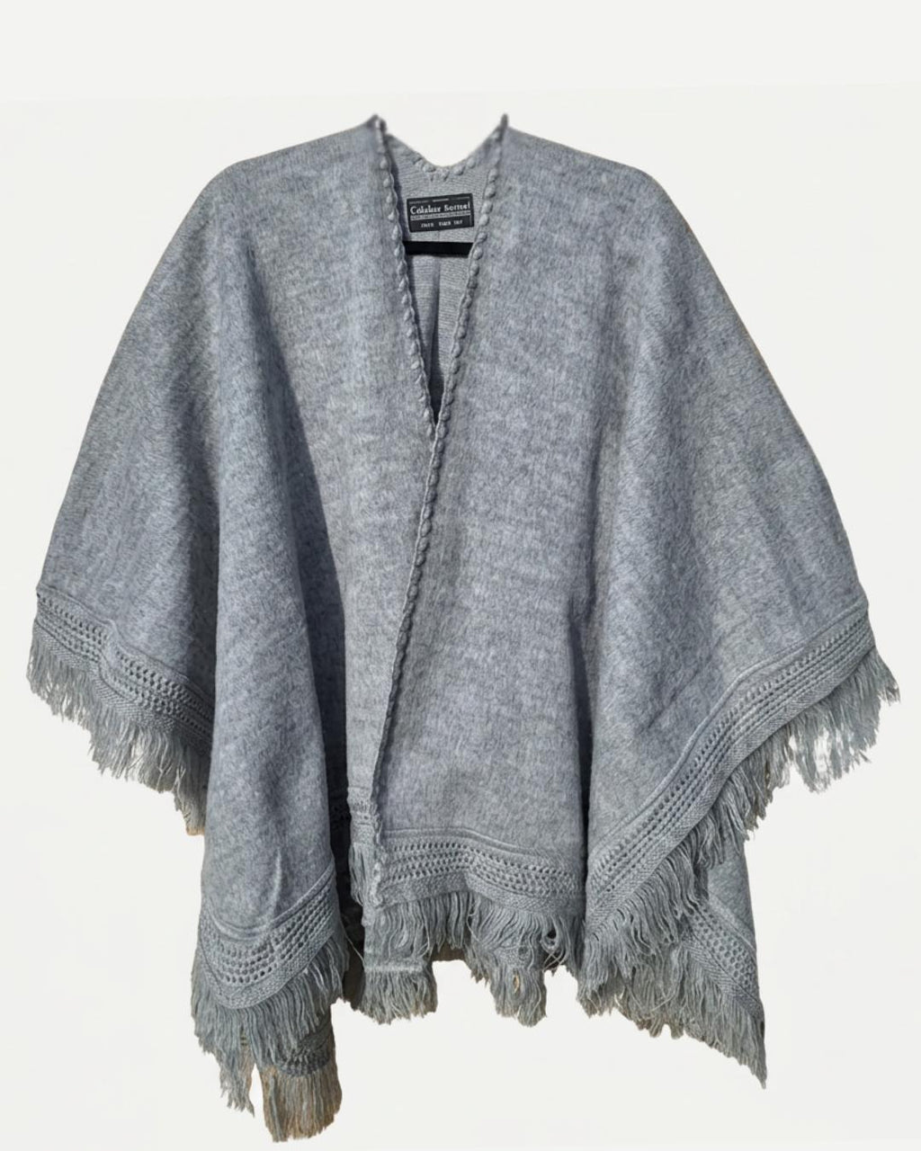 Ruana gris plata liviana con textura suave, flecos y detalles artesanales
