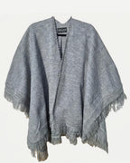 Ruana gris plata liviana con textura suave, flecos y detalles artesanales