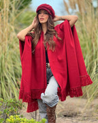 Ruana roja con flecos, liviana y abrigadora