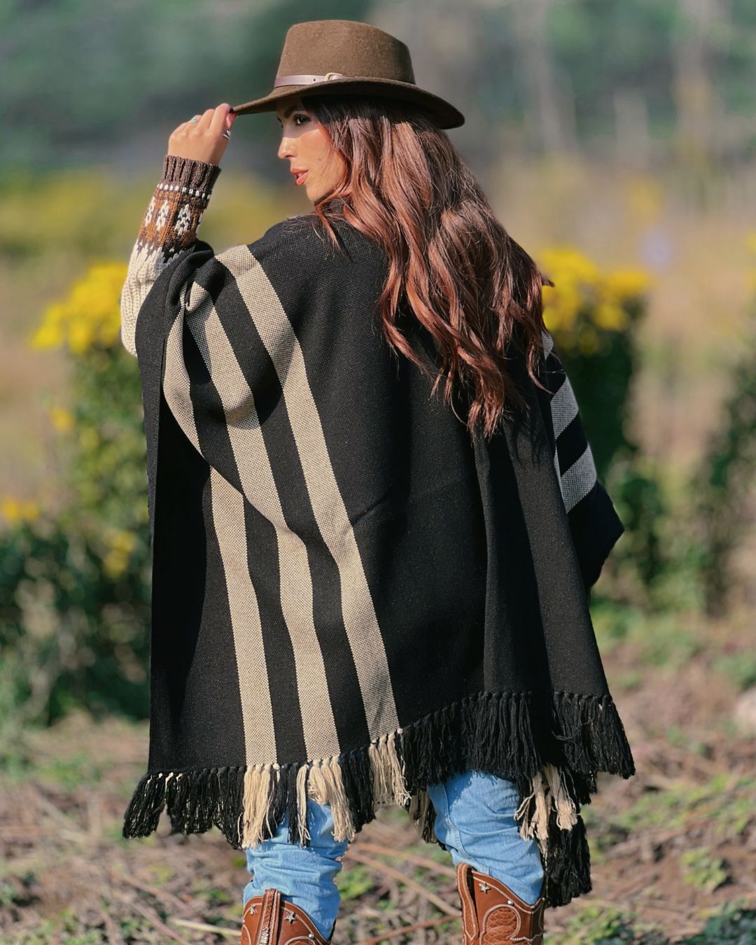 Ruana Suspiro | Negro y Beige - Calafate Austral