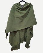 Detalle de la caída y textura de la Ruana Suspiro verde olivo confeccionada en alpaca y algodón.