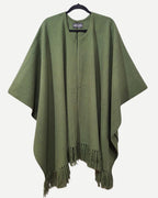 Ruana Suspiro verde olivo de alpaca y algodón, vista frontal con diseño abierto y terminación con flecos.