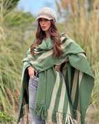 Ruana verde de alpaca y algodón con franjas beige y flecos